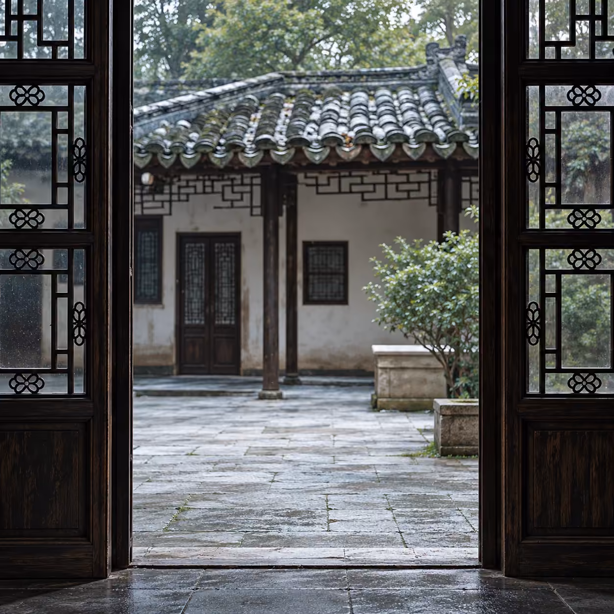 窗框内传统园林建筑、树木与雨后庭院组成的 AESCAPE 意象