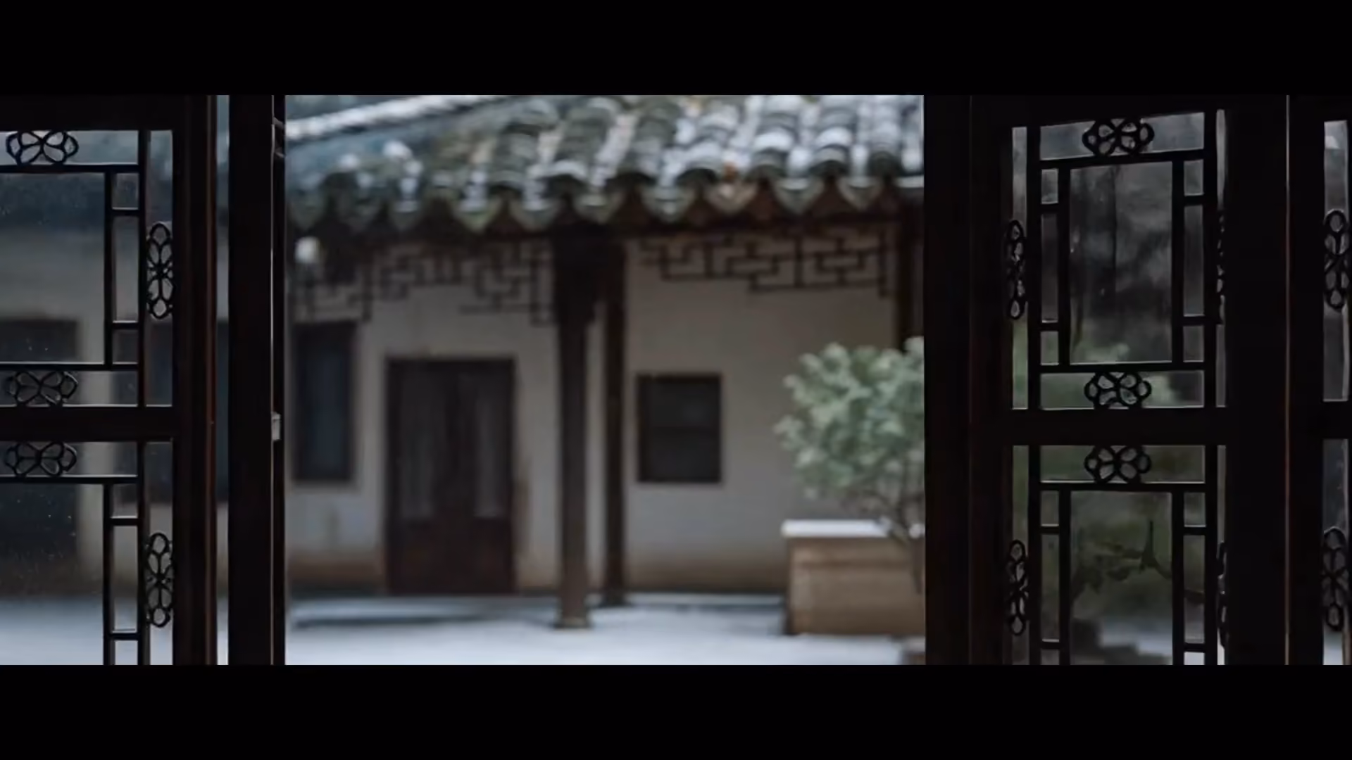 花格窗、盆景与灰瓦庭院组成的 AESCAPE 园林窗景